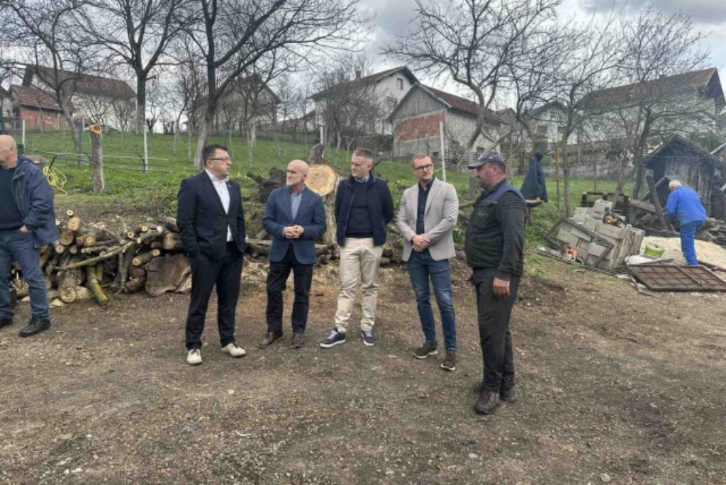 Ministar boraca Almir Tutić obećao pomoć u saniranju objekata koji su jučer uništeni porodici Žerić u požaru u bihaćkom naselju Sokolac